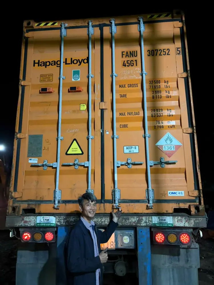Hapag-Lloyd Charcoal Container Sealing